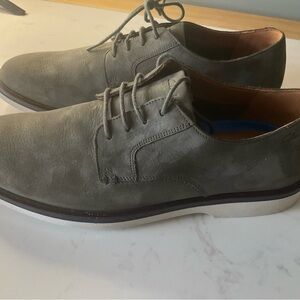 Clarks Men's gray Leather Oxfords